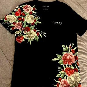 Men’s Guess V-Neck T-shirt, Size L